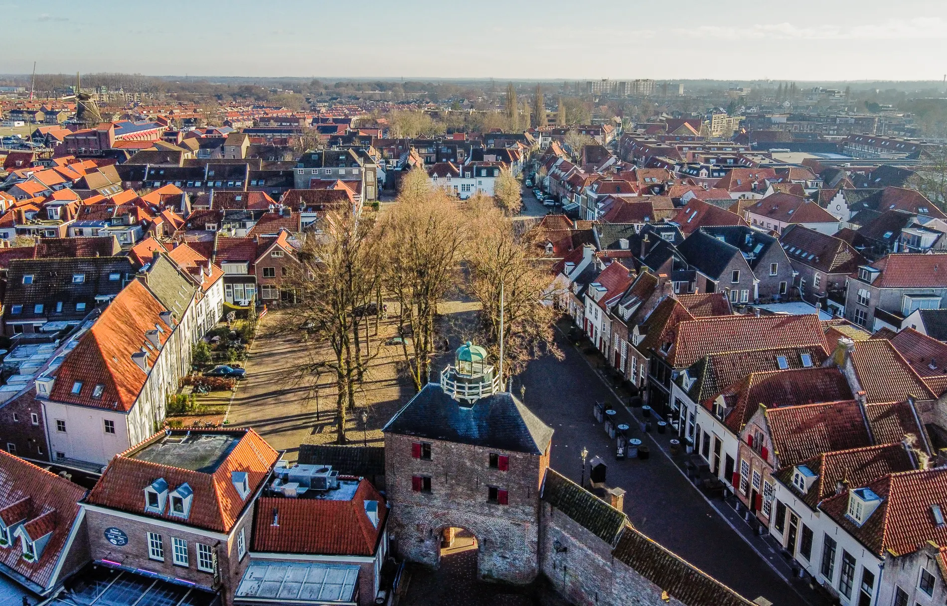 Harderwijk vanuit de lucht - Luchtfoto rogier - vischmarkt